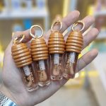 لیپ گلاس عسلی آویزدار دورهو | Diohoo Honey Lipoil / Honey Lip Oil - Image 3