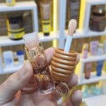 لیپ گلاس عسلی آویزدار دورهو | Diohoo Honey Lipoil / Honey Lip Oil - Image 2